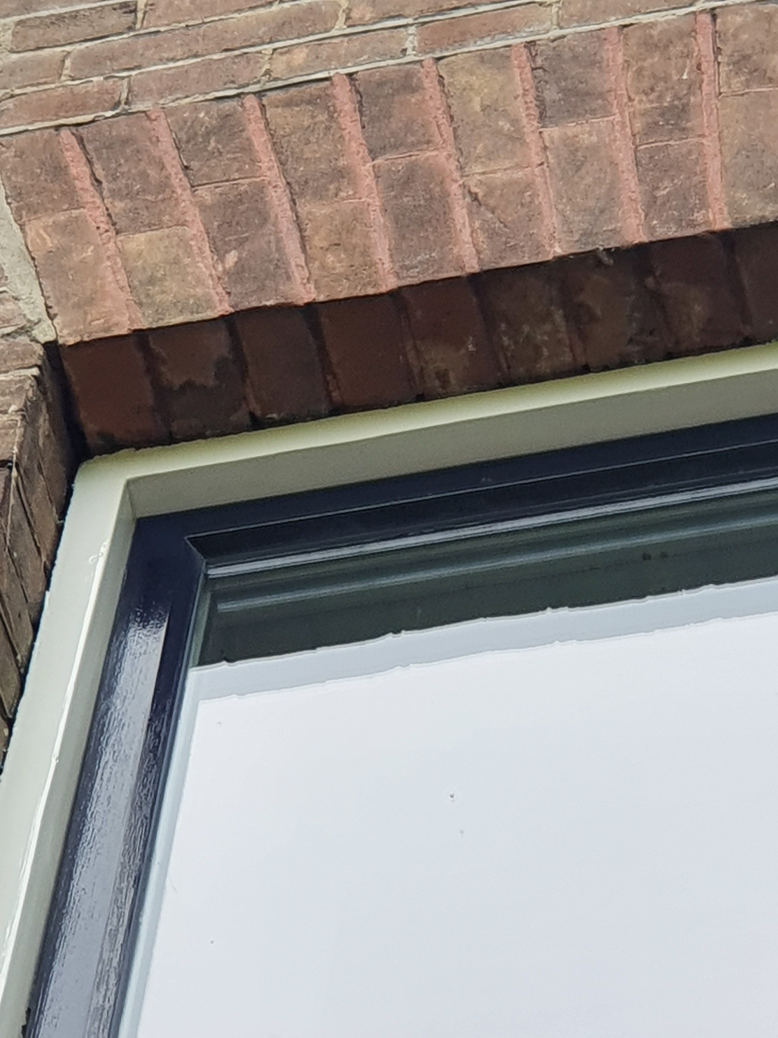 Lekkage Vermoedelijk slechte afdichting tussen kozijn en muur Werkspot