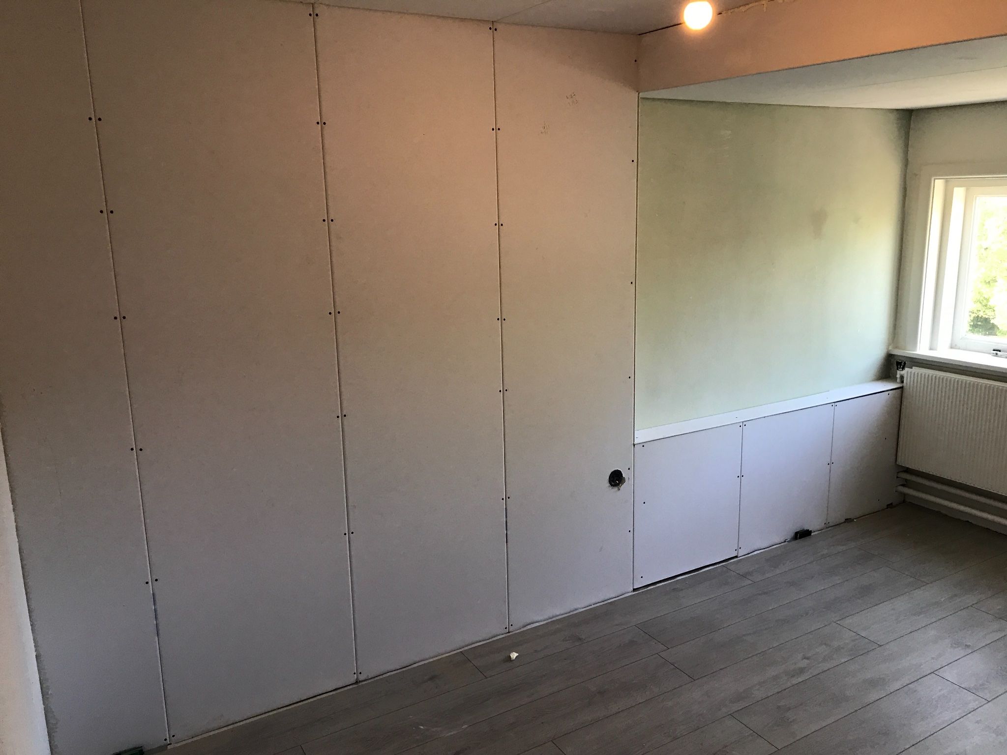 46m2 glad stucen over ronde kant gipsplaten. Werkspot