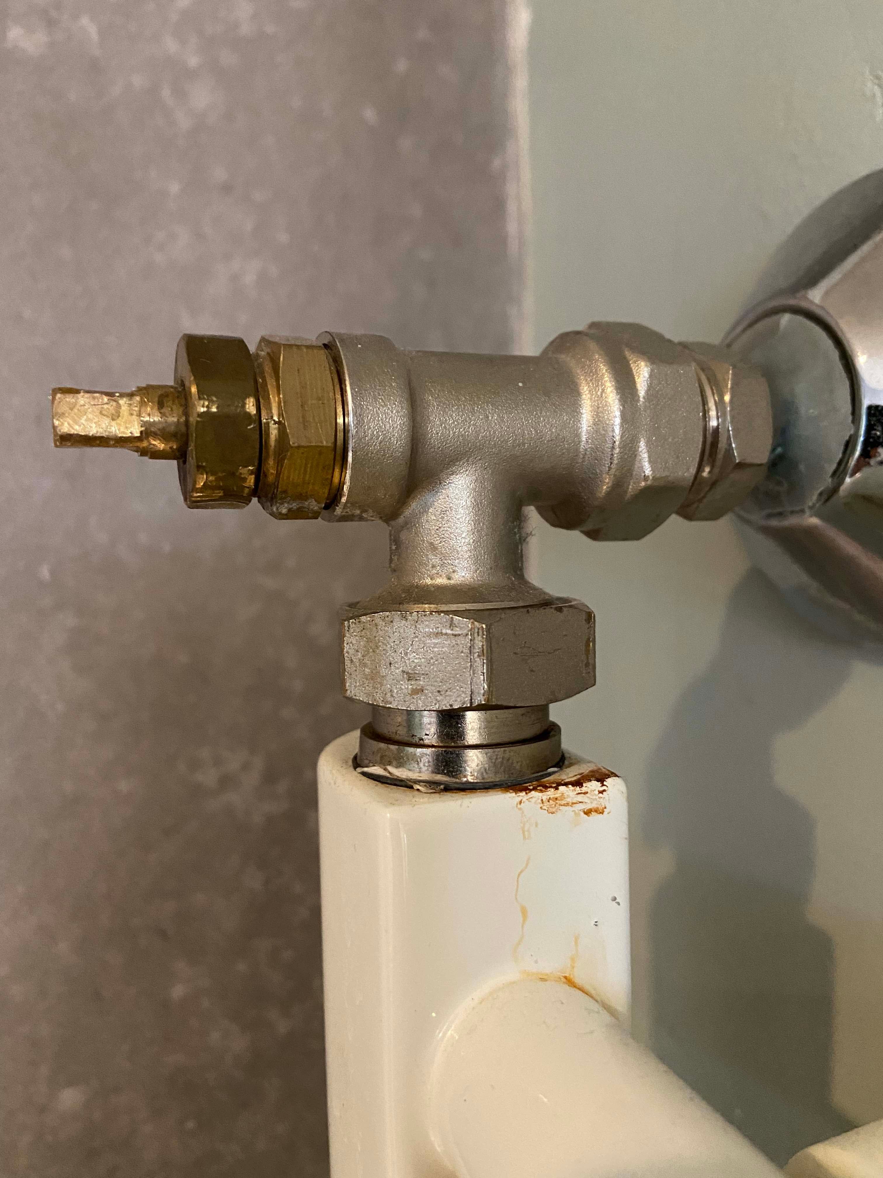 Lekkage Radiator lekt bij draaiknop en koppelstuk Werkspot