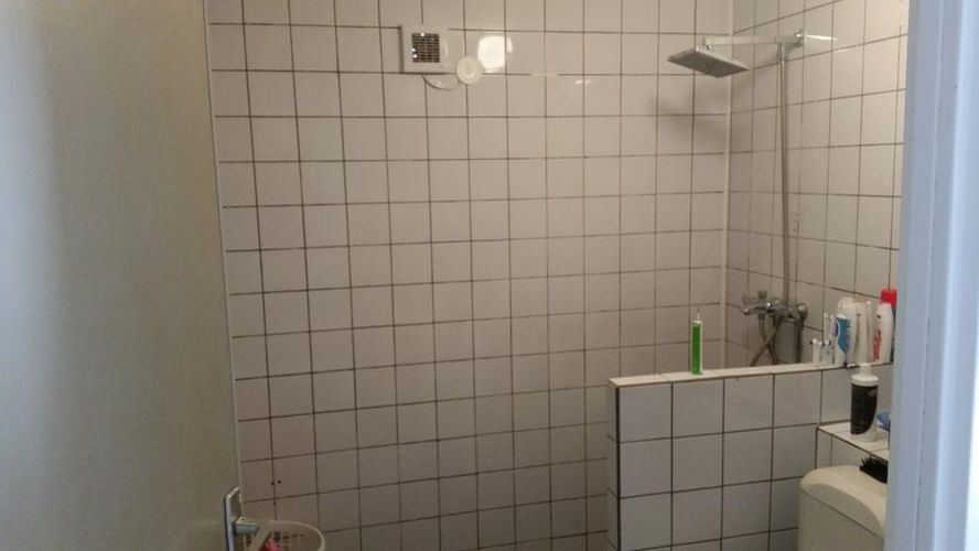 Geef Je Badkamer Een Nieuwe Look: Stucen Over Tegels