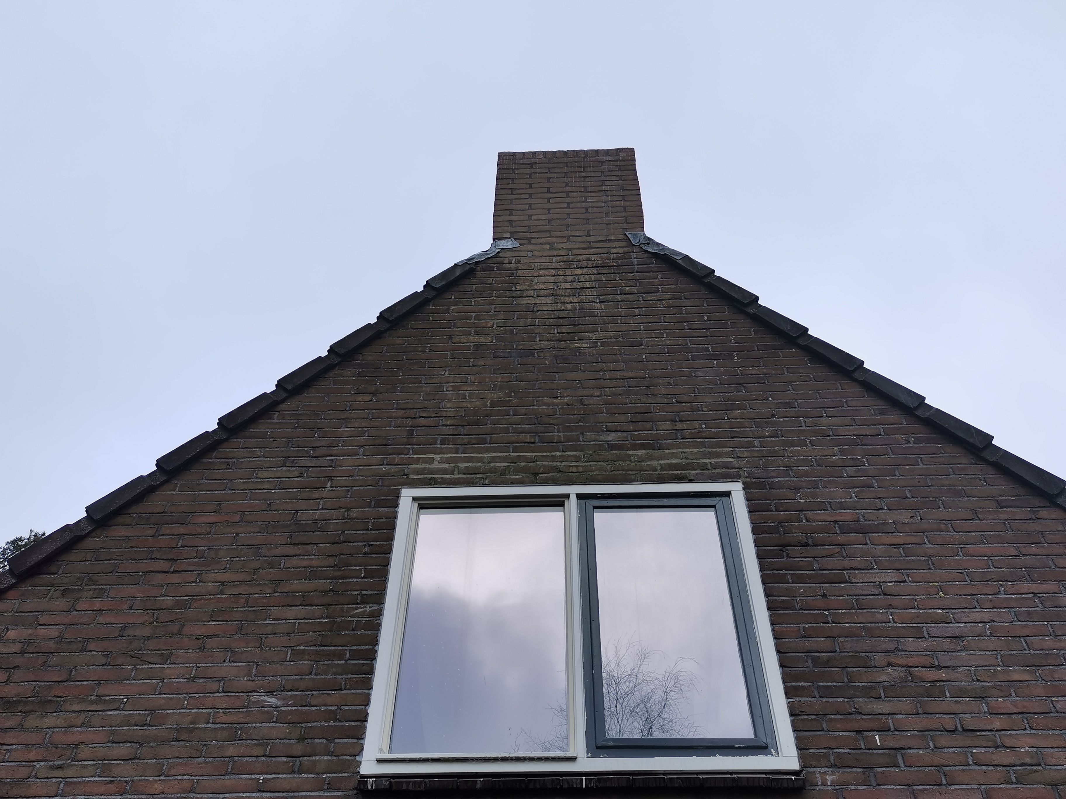 Lekkage opstuwend water bij harde wind en regen onder dakrand Werkspot