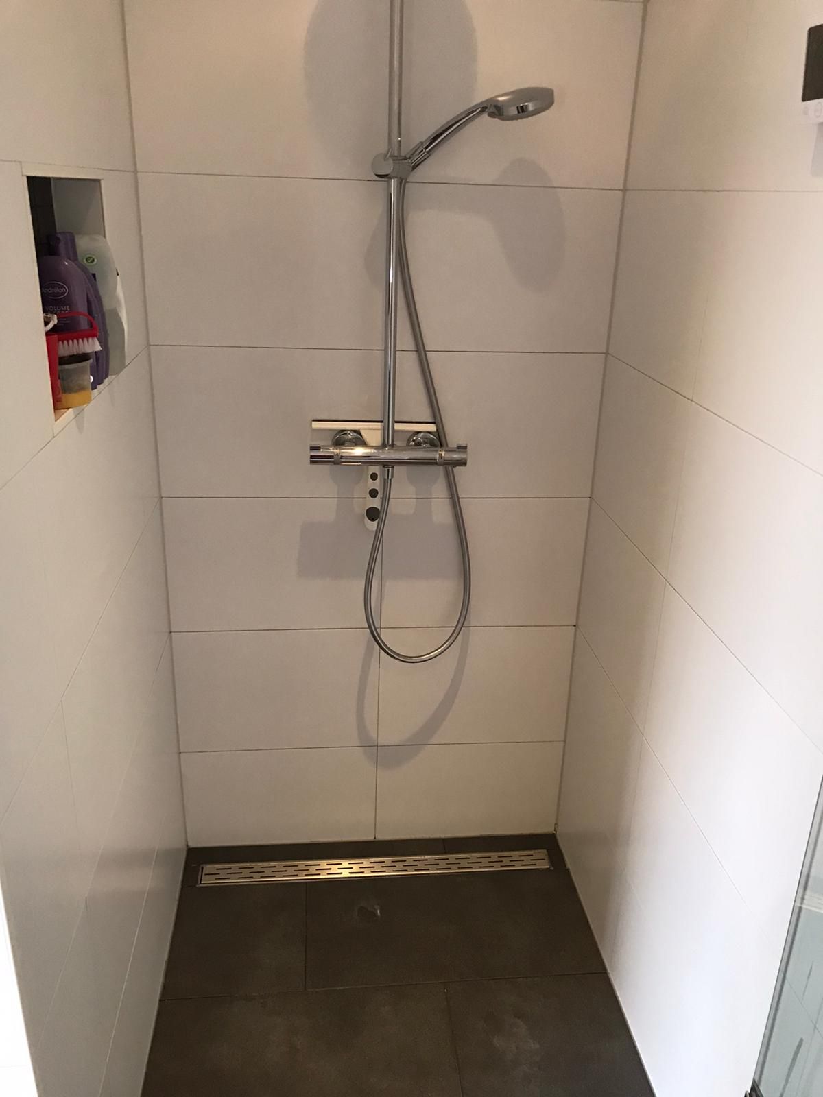 Kitten Douche, Tegels Werkspot