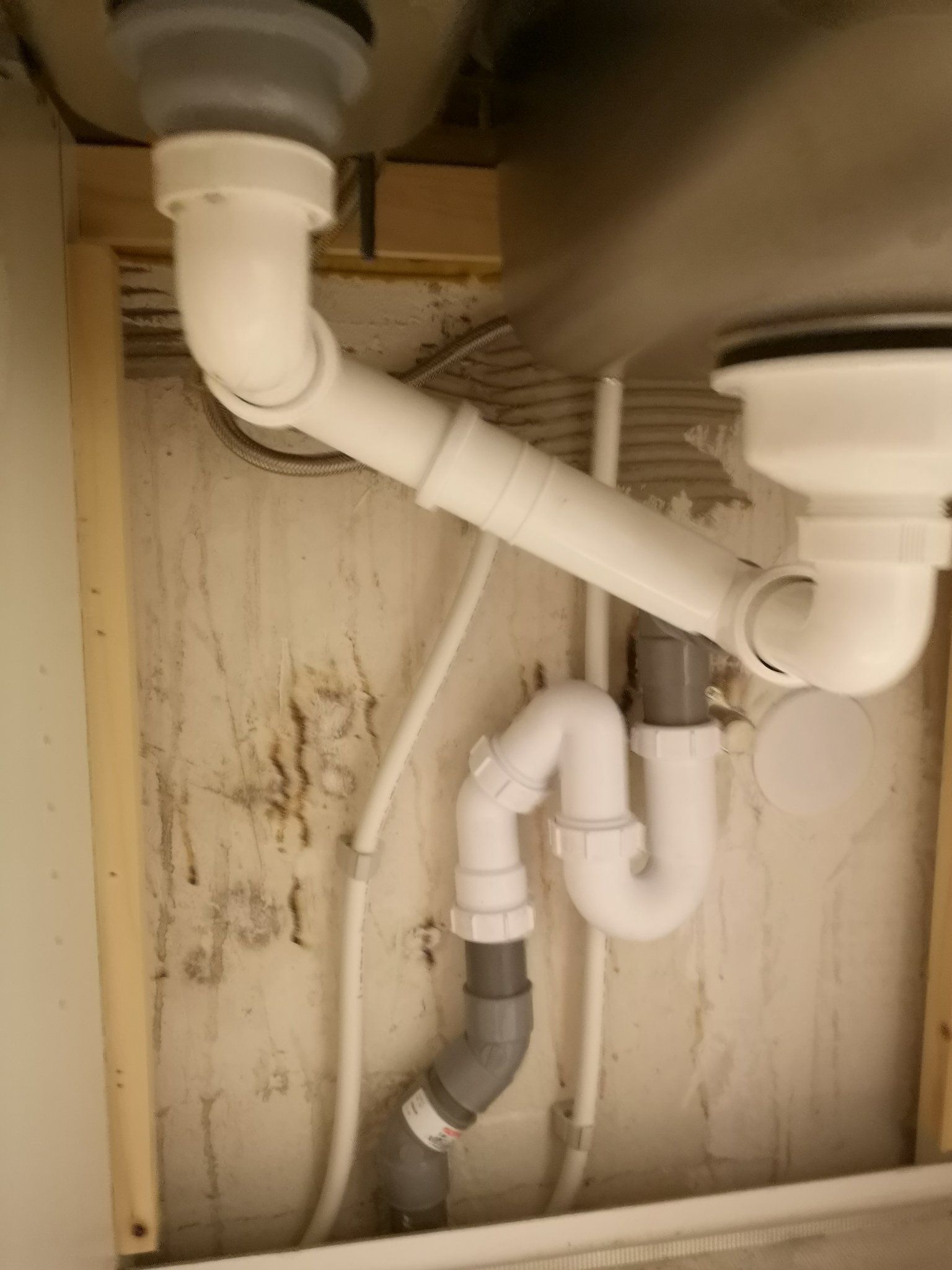 Water afvoer en stopcontact voor vaatwasser in de keuken Werkspot