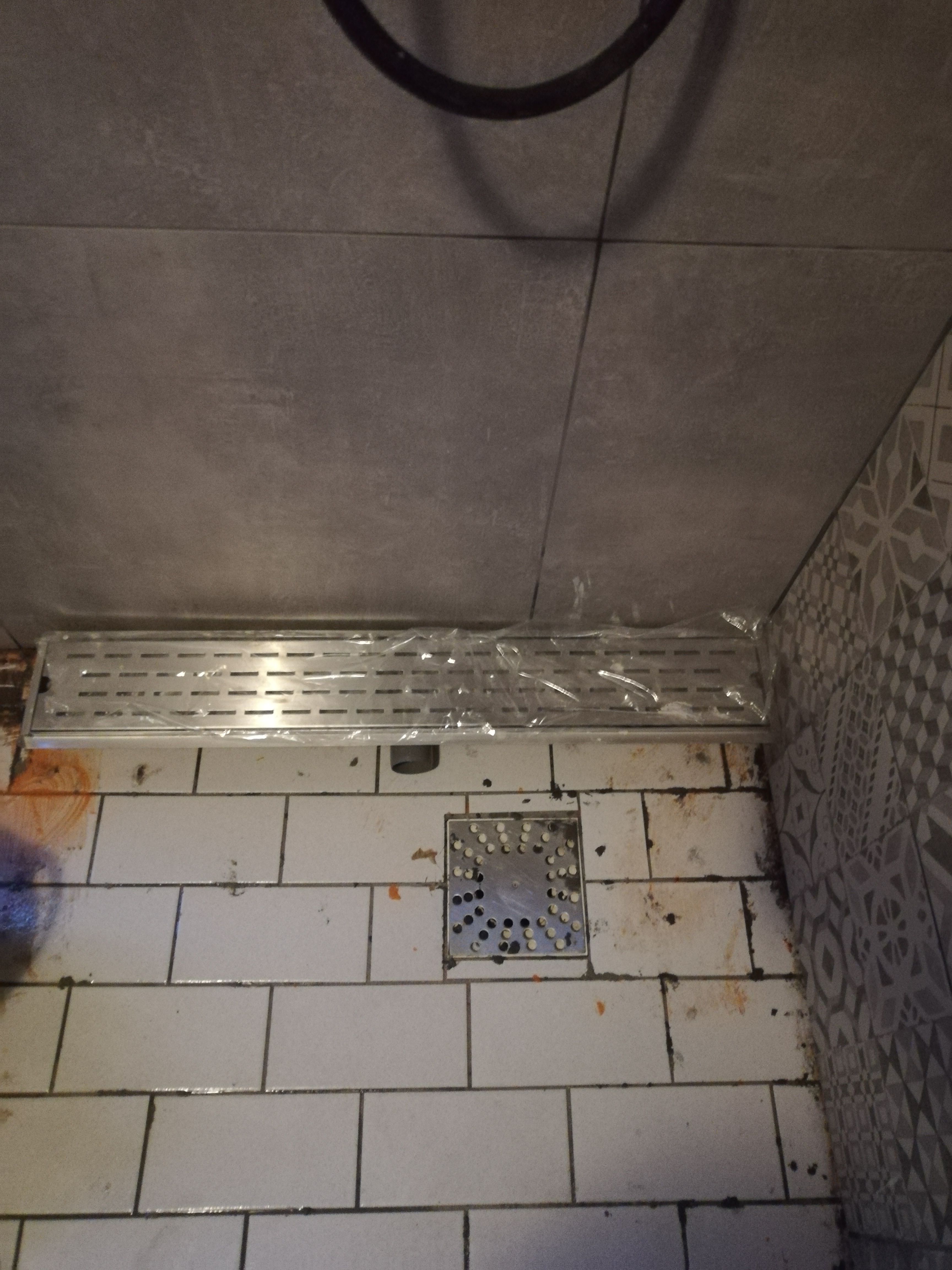 Sanitair plaatsen of vervangen Douchegoot verleggen en plaatsen; S