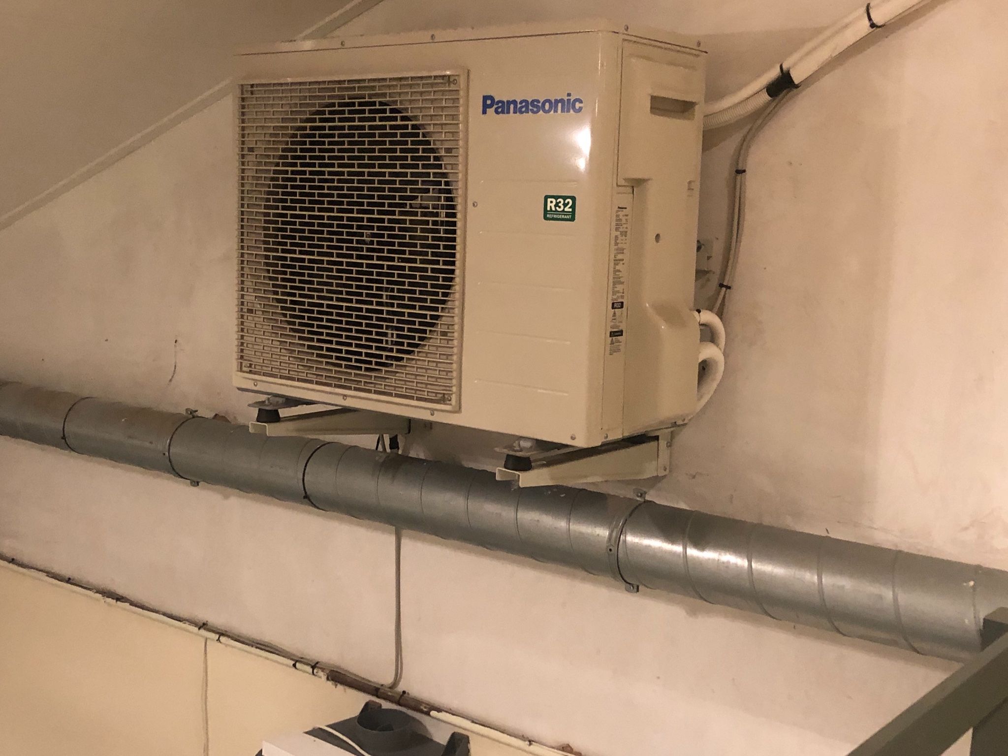 Airconditioning verplaatsen 1 Airco (binnen en buitenunit)... Werkspot