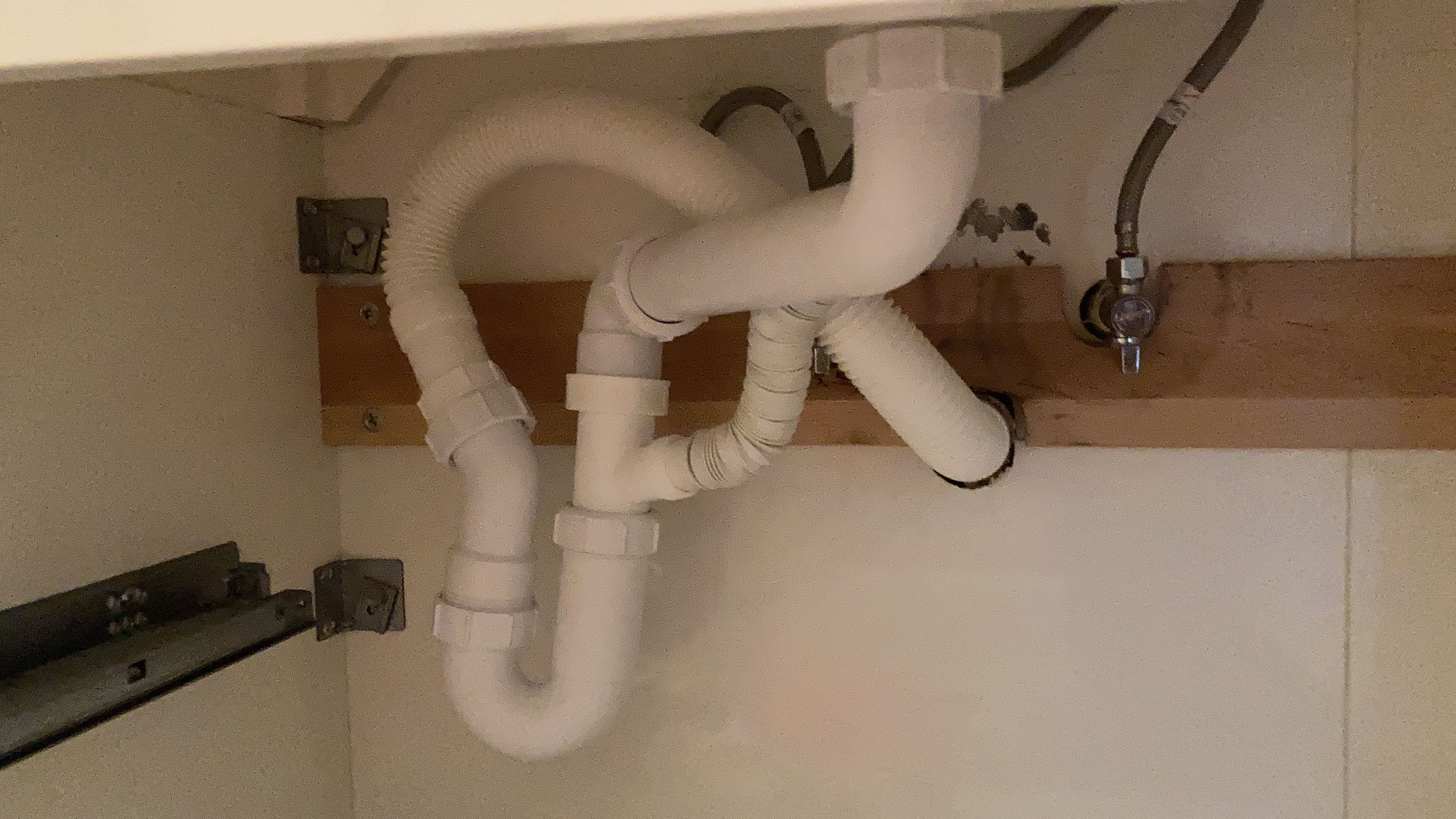 Kraan 1 kraan; Badkamer; Afvoerbuizen vervangen en lekkage vrij maken