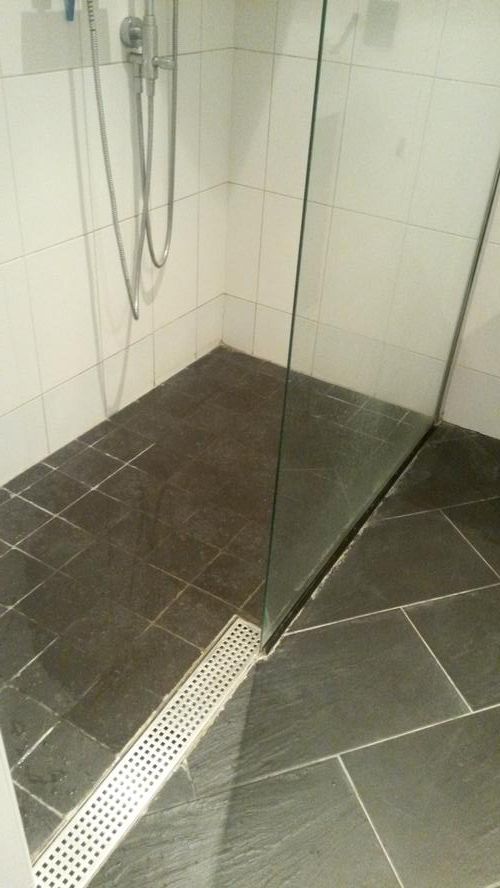 Badkamervloer inloop douche herstellen. Water loopt niet goed af. (... Werkspot
