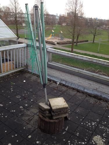 Droogmolen met betonnen voet van dakterras - Werkspot