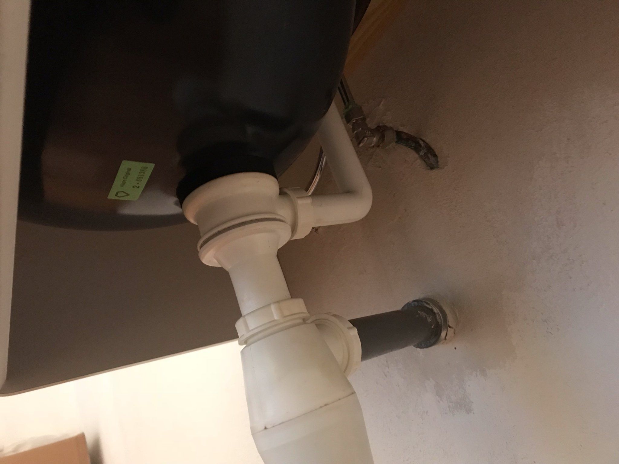 Wastafel verwijderen, waterleidingen en afvoer afdoppen en wegwerken. Werkspot