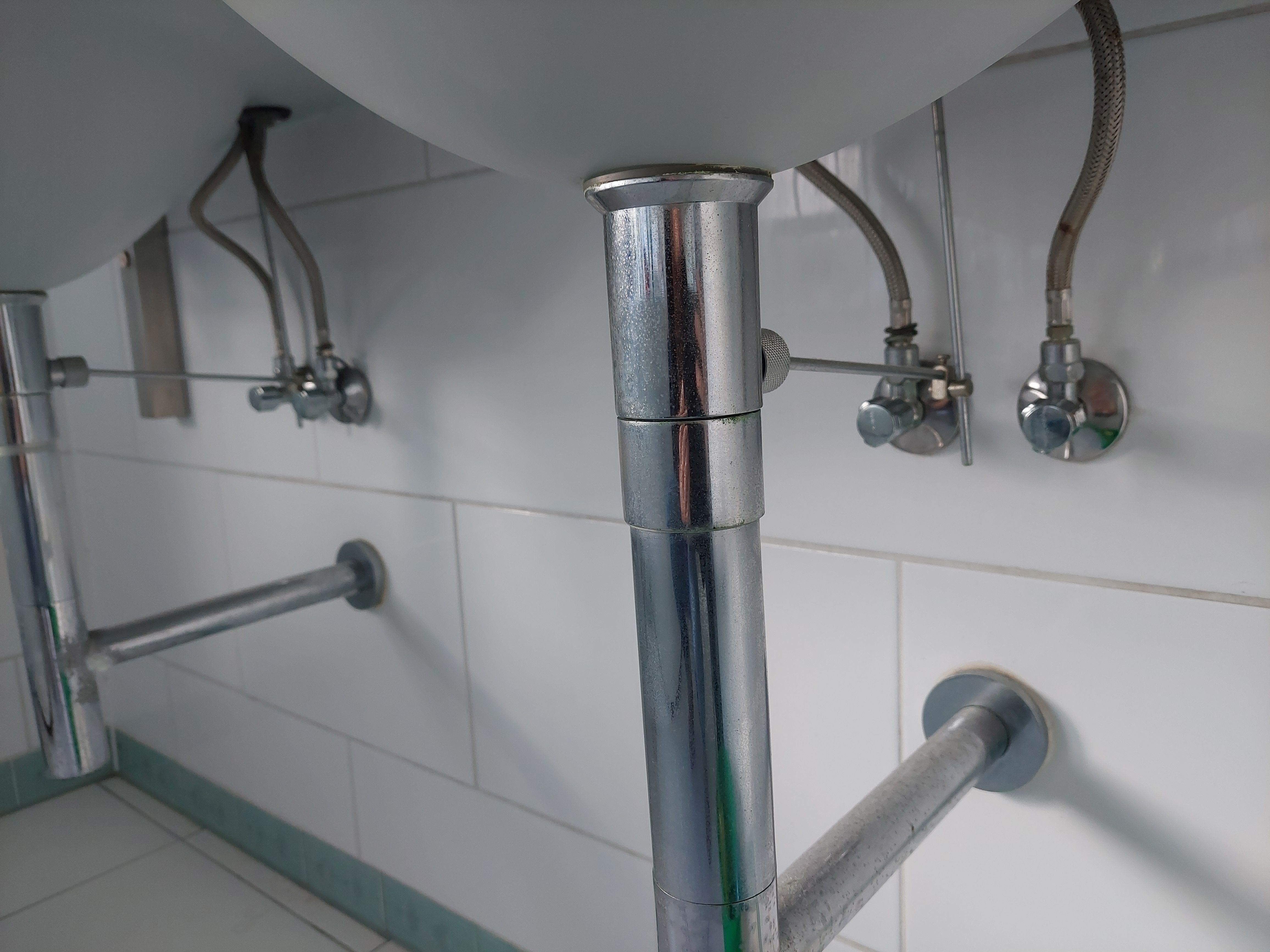 Kraan 2 kranen; Badkamer; Warm en koud watertoevoer is kapot en lekt