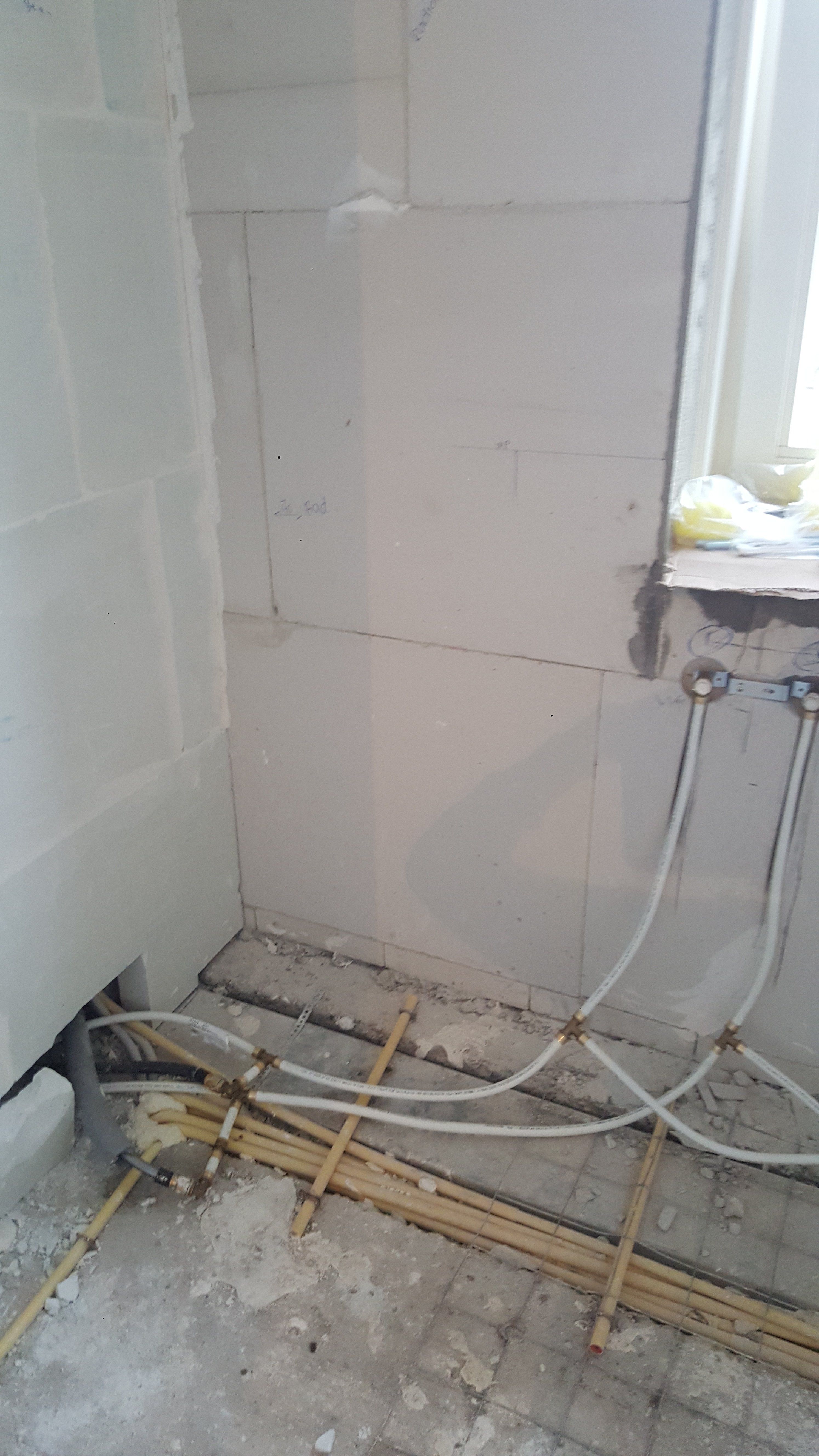 Badkamer Douche drain , inbouwbad en toilet aansluiting plaatsen