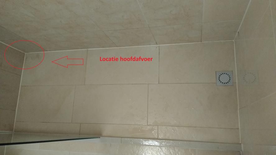 Inloop douche vloer opnieuw tegelen met afschot en douchegoot. Werkspot