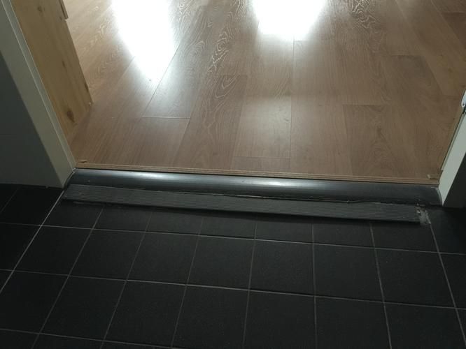 Aanpassing aan dorpel badkamer voor rolstoel - Werkspot