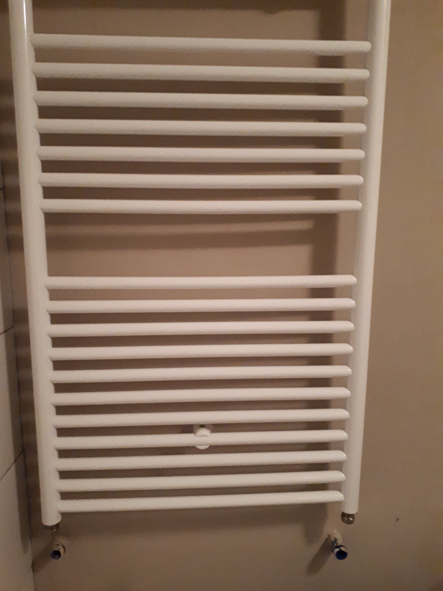 Nieuwe radiator ophangen en radiator badkamer aansluiten Werkspot