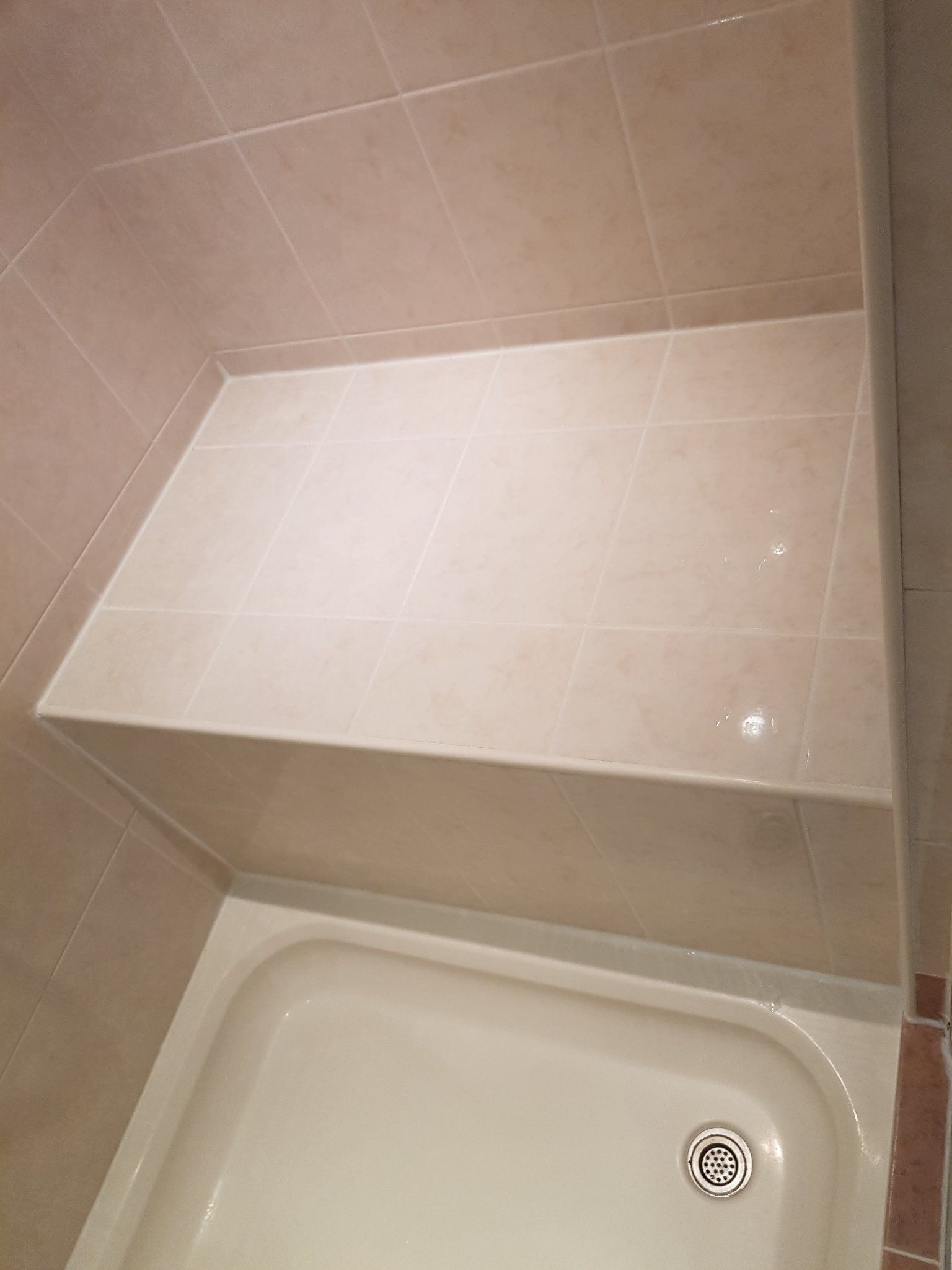 Douchecabine vloer leggen douche en afvoer verplaatsen en tegelen