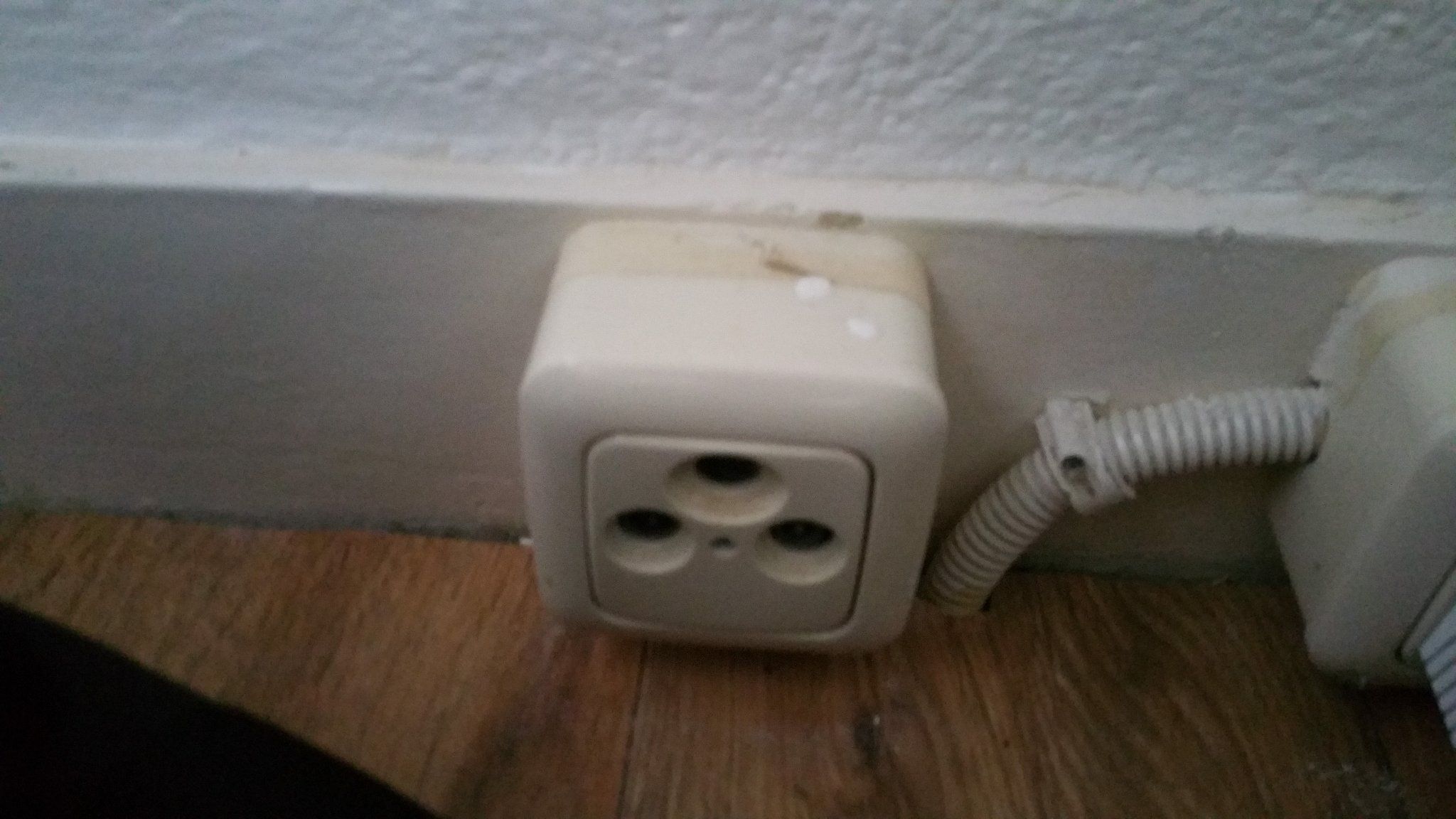 UTP kabel trekken (door bestaande Coax leiding?) Werkspot