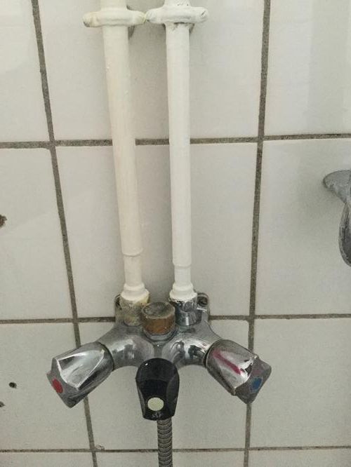 douchekraan vervangen door kraan met thermostaat, incl.leidingen ve