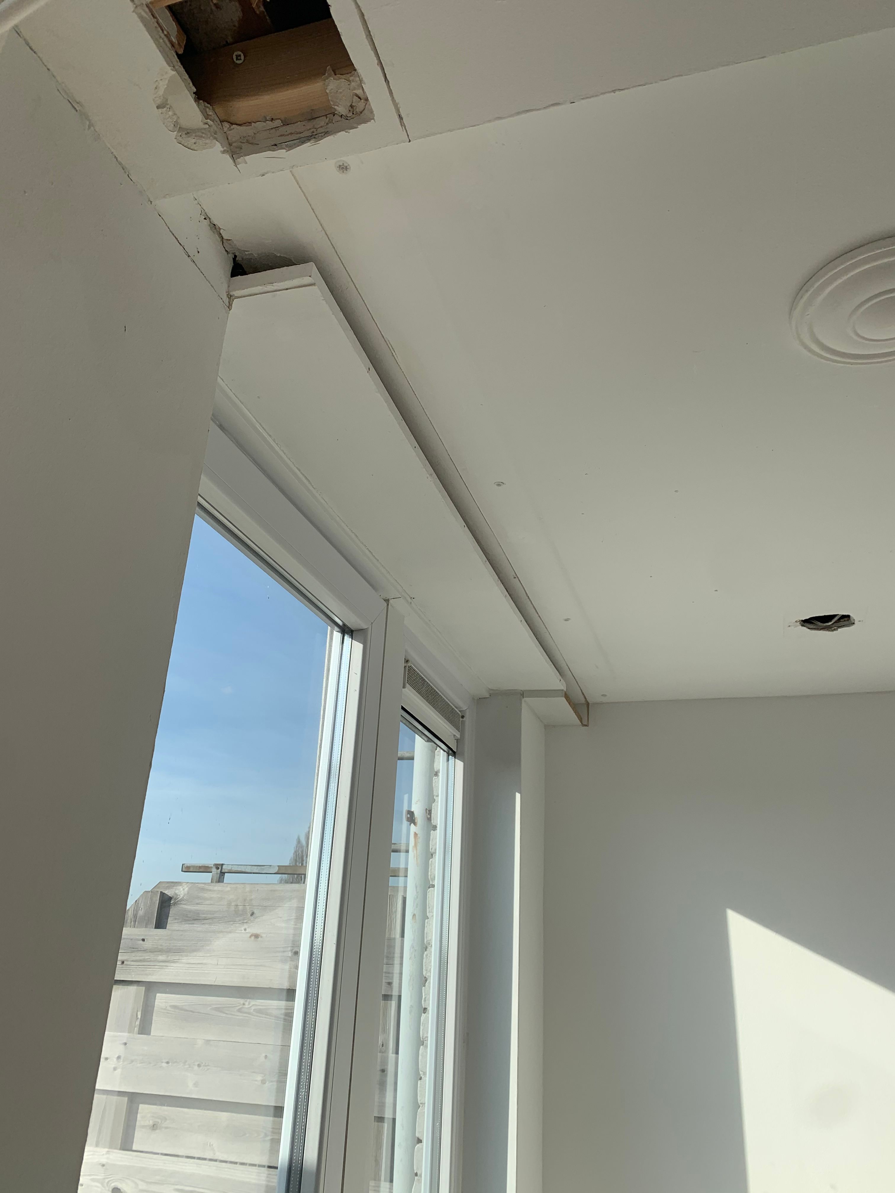Plafond Houten balk ter bevestiging gordijnrails aan gipsplafond m... Werkspot