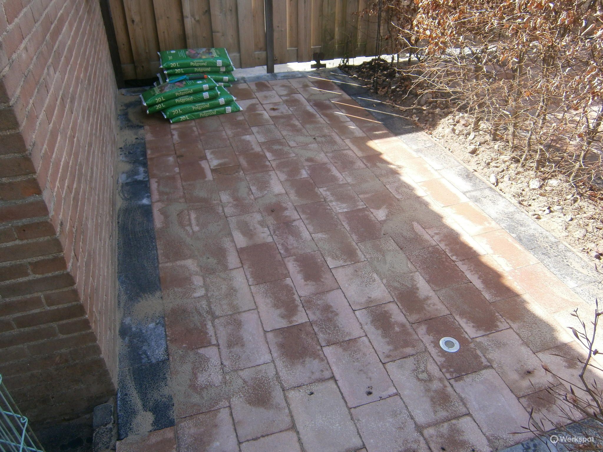 Tuin bestraten met beton stenen 20 X 30 X 6 totaal 80 m2 - Werkspot