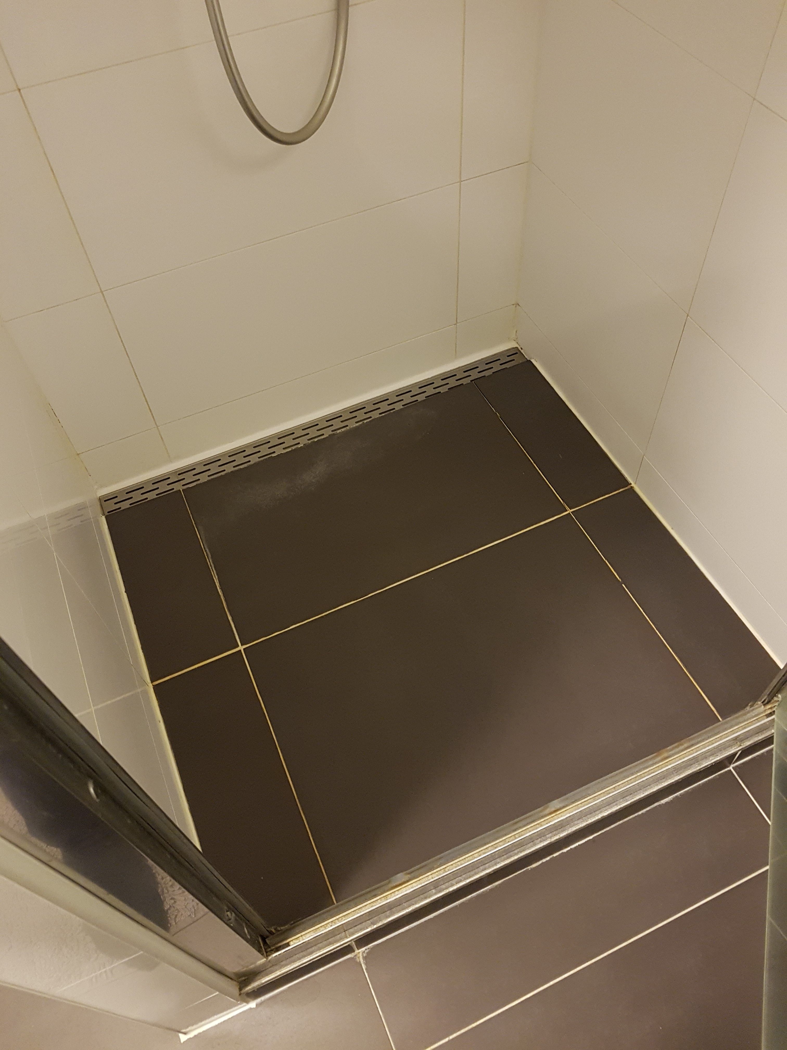 Kitten Douche, Vloertegels doucheruimte moeten opnieuw wit gevoegd