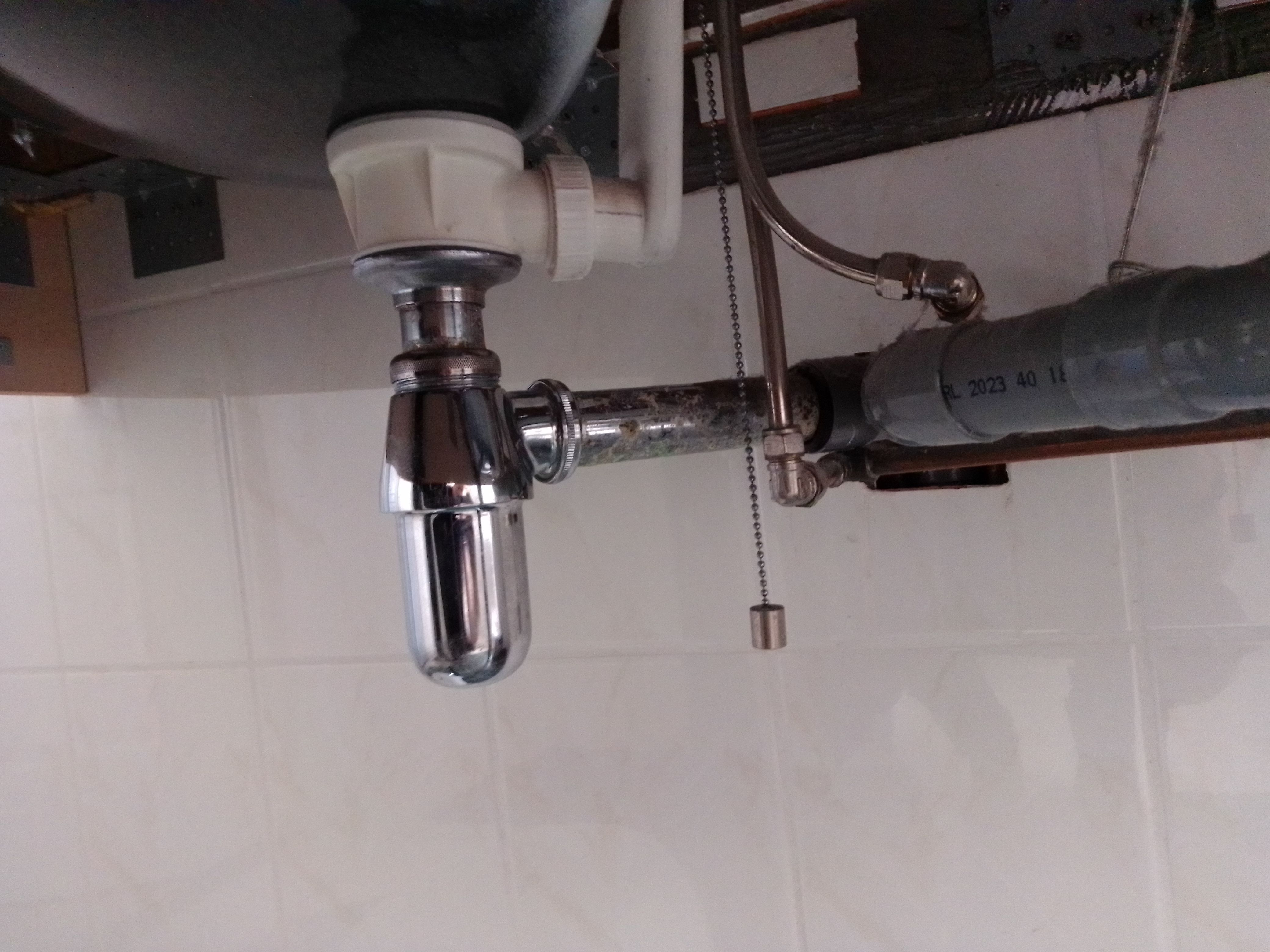 Waterleiding en riolering afvoer onder de wastafel vervangen; Wast... Werkspot