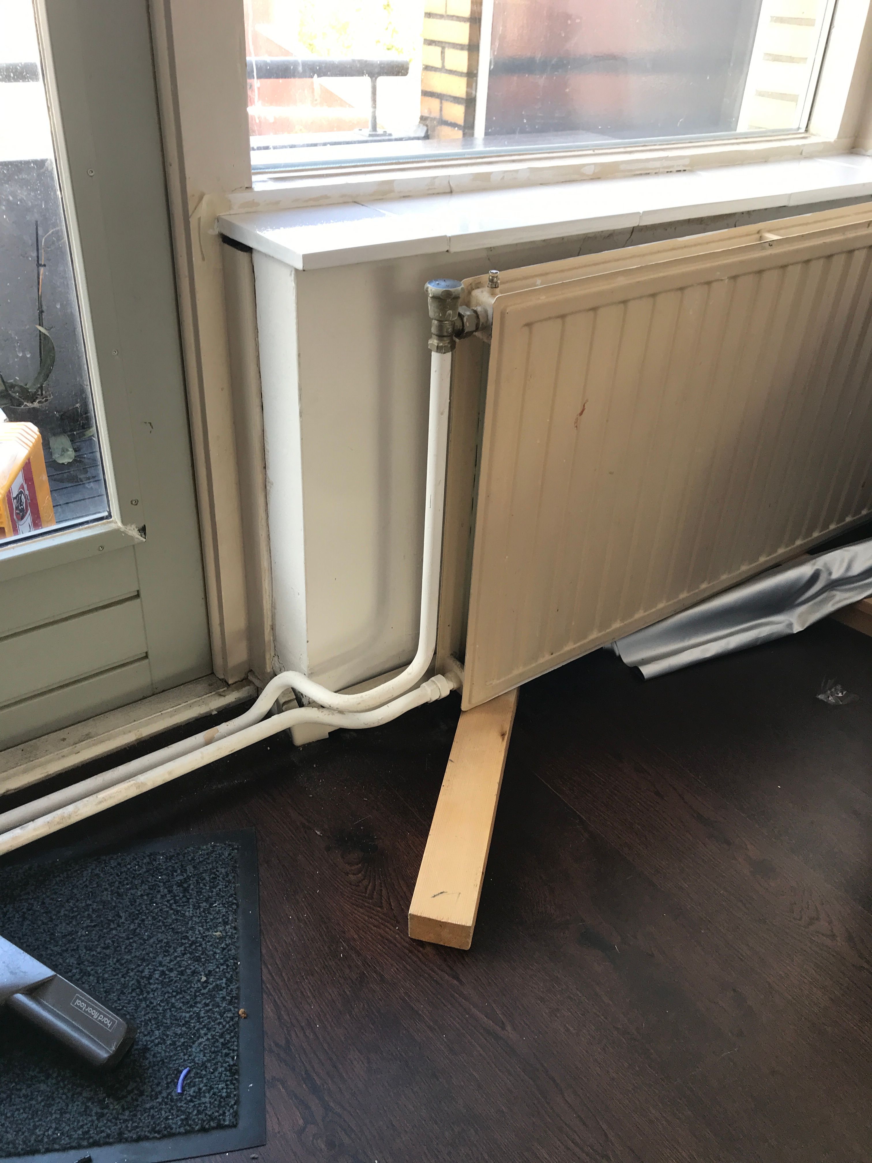 Radiatioren plaatsen of vervangen 1 radiator; Radiator verwijderen