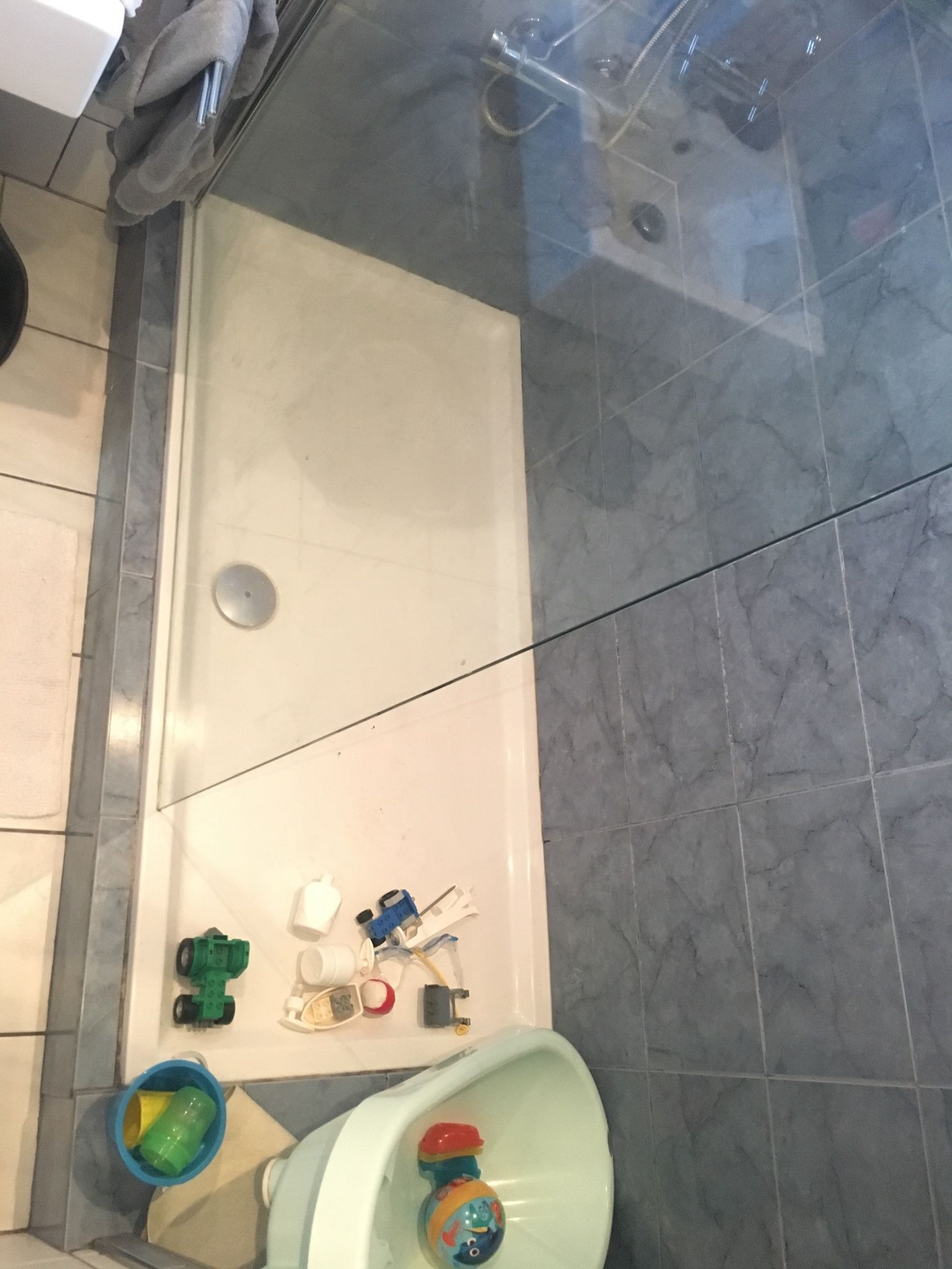 Douchebak demonteren en extra ondersteuning plaatsen. Werkspot