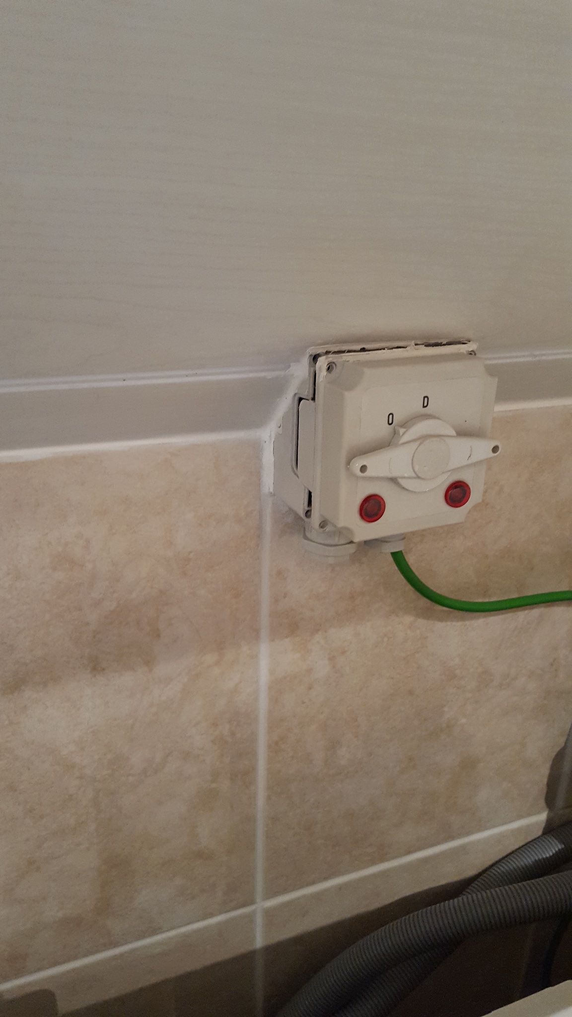 Vervangen dubbele trekschakelaar (wasmachine+droger) badkamer Werkspot
