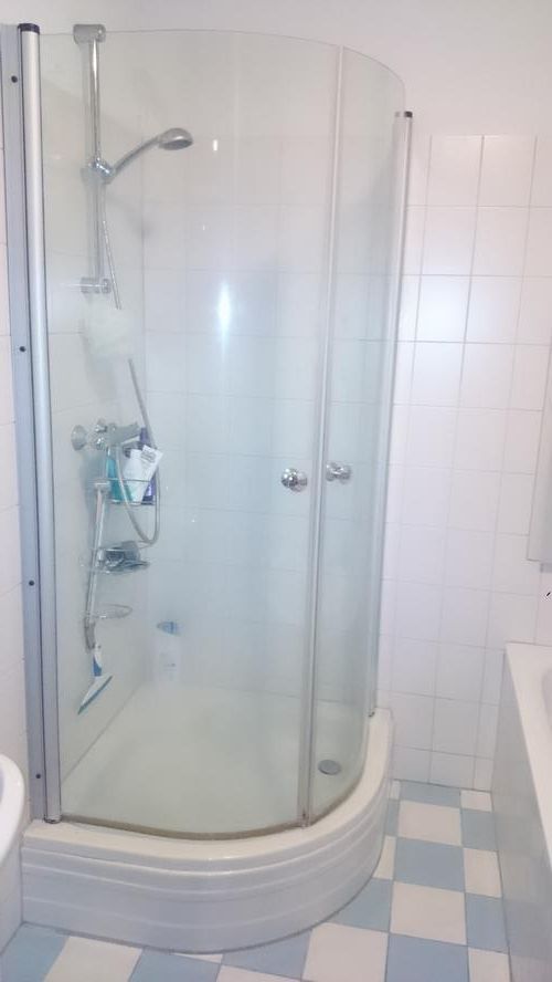 Vervangen lekkende kraan / toilet / douchecabine en aanleggen buite