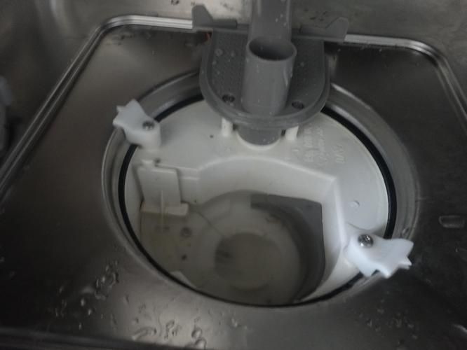 Vaatwasser wast niet meer goed schoon en er blijft water boven de z... Werkspot