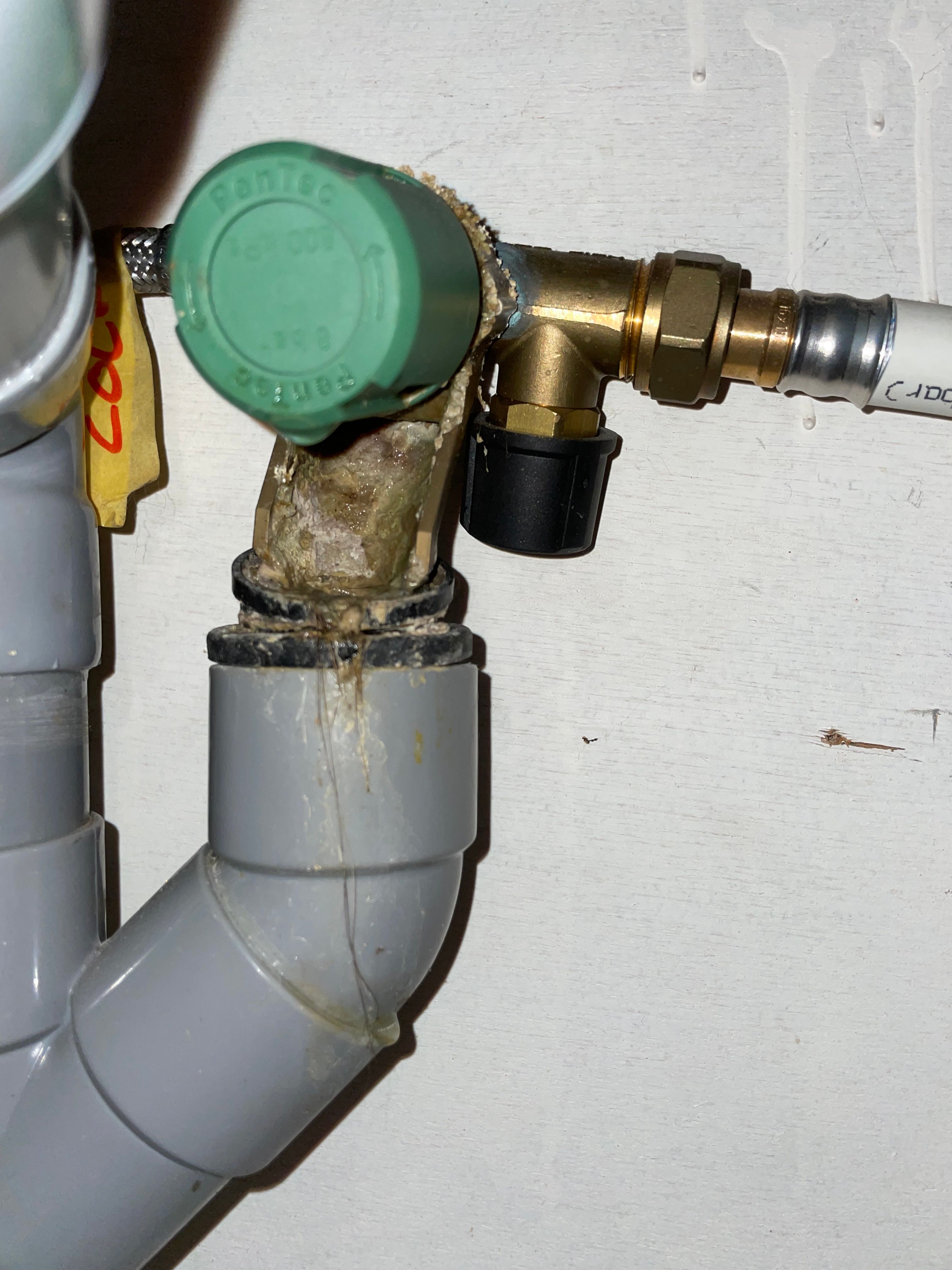 Lekkage Onder de gootsteen loopt een bui die lekt tpv een lek buis