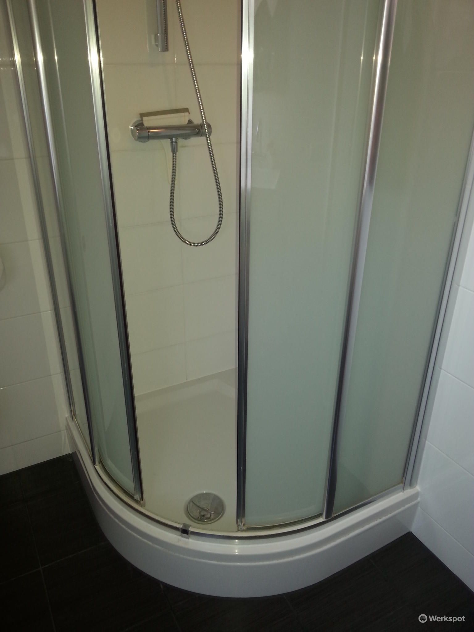 Douchecabine opnieuw plaatsen Werkspot