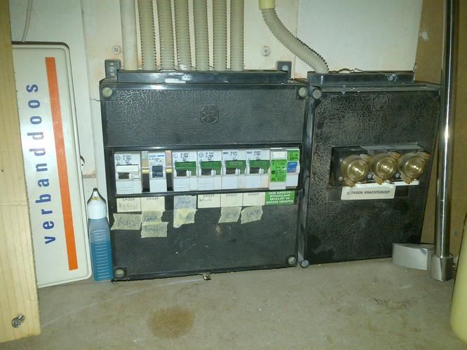 Automatische zekering vervangen en stopcontact aanleggen Werkspot