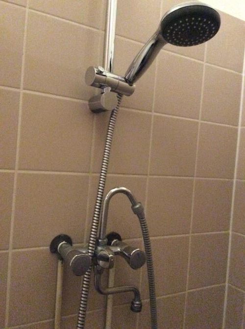 Rozetten plaatsen douchekraan en douchekop beter vastzetten. Werkspot