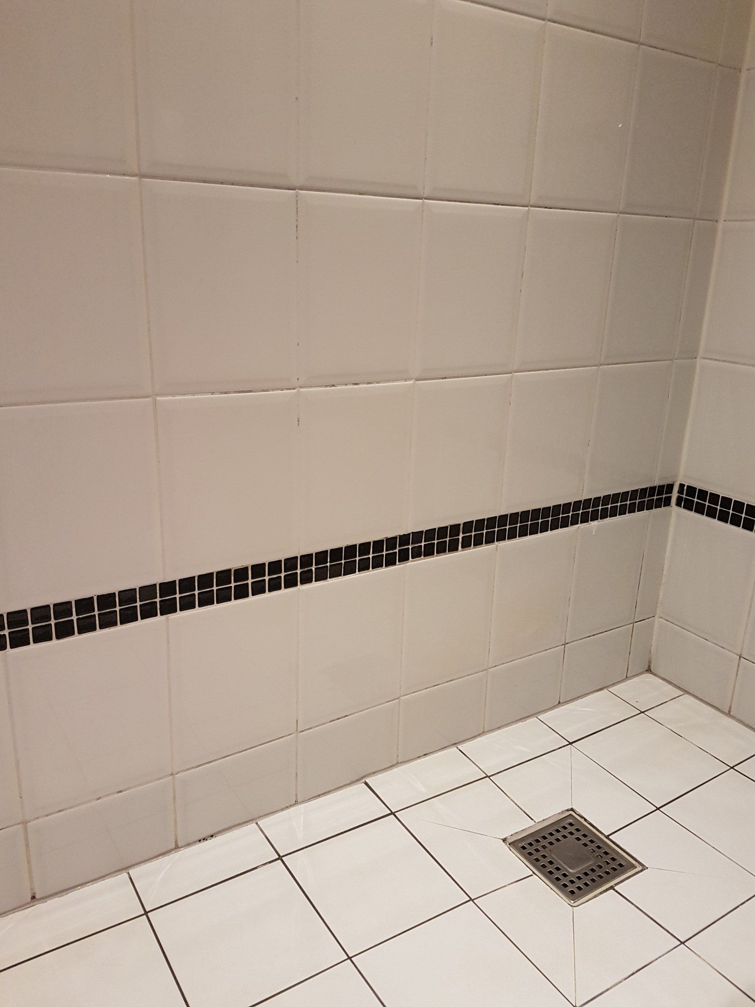 Badkamertegels opnieuw voegen en kitten Werkspot