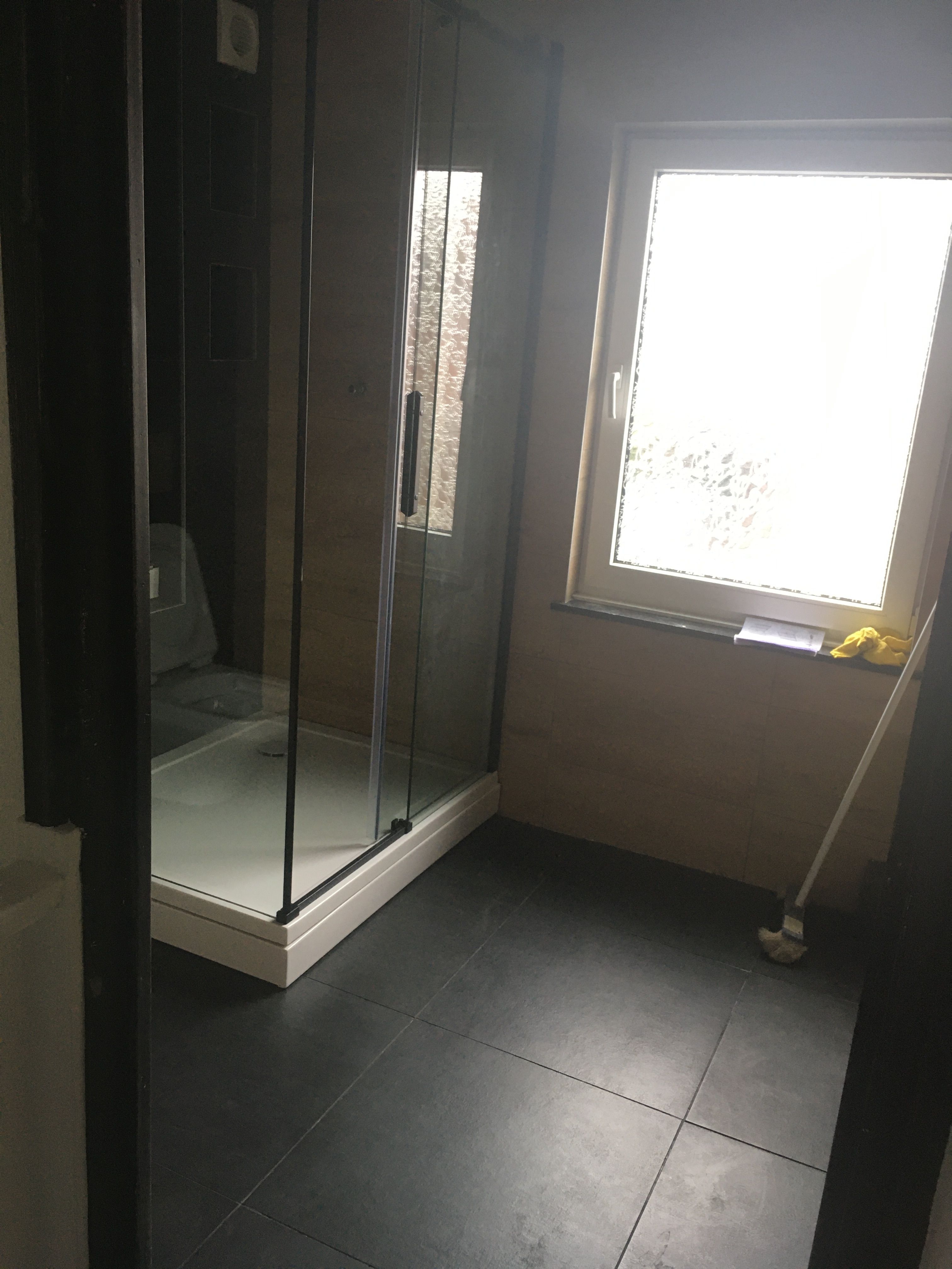 Kitten Douche, Tegels Werkspot