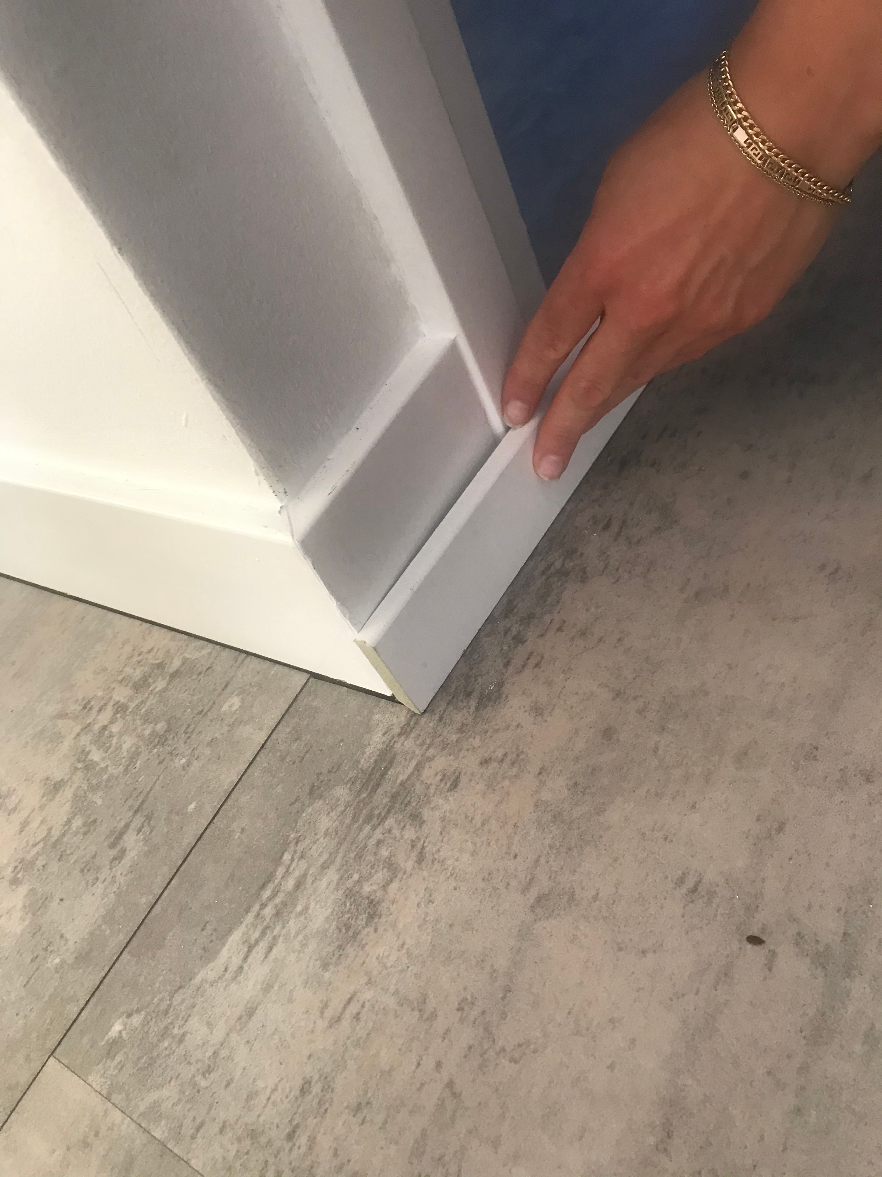 Plinten plaatsen 1 kamer; Hoge plinten Werkspot