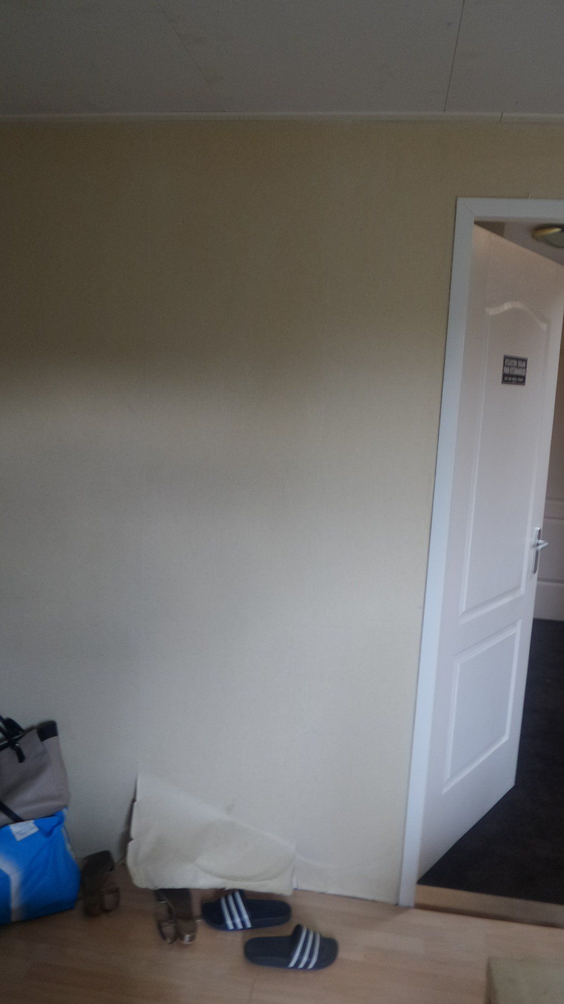 Een tussen.muur plaatsen.en een nieuwe deur kozijnen. te.plaatsen Werkspot