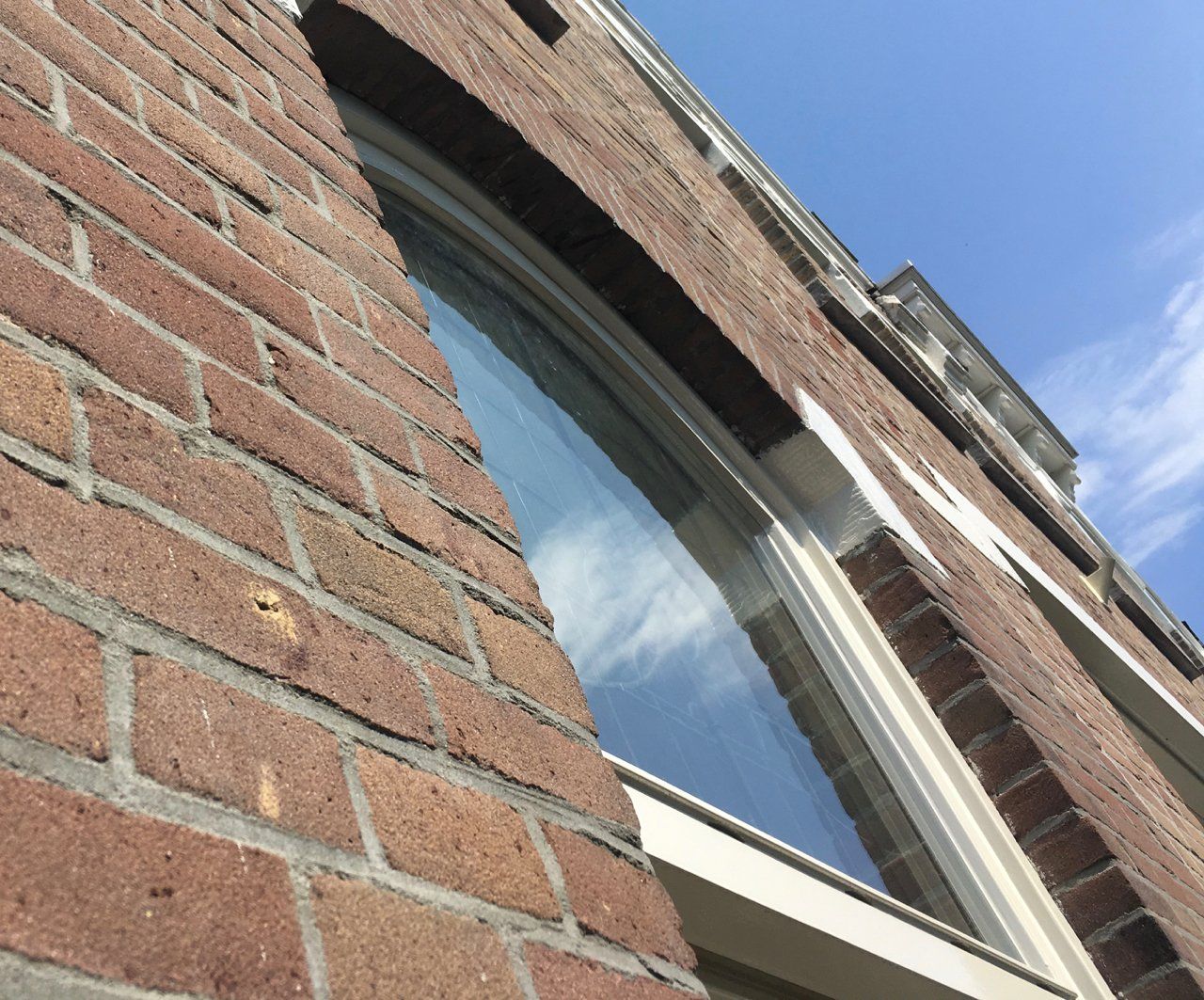 Lekkage kozijn bij hevige regen en wind op de pui Werkspot