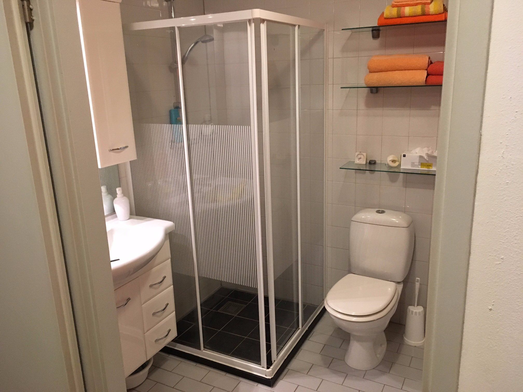 Douchecabine plaatsen + kitten douchecabine en douchevloer Werkspot