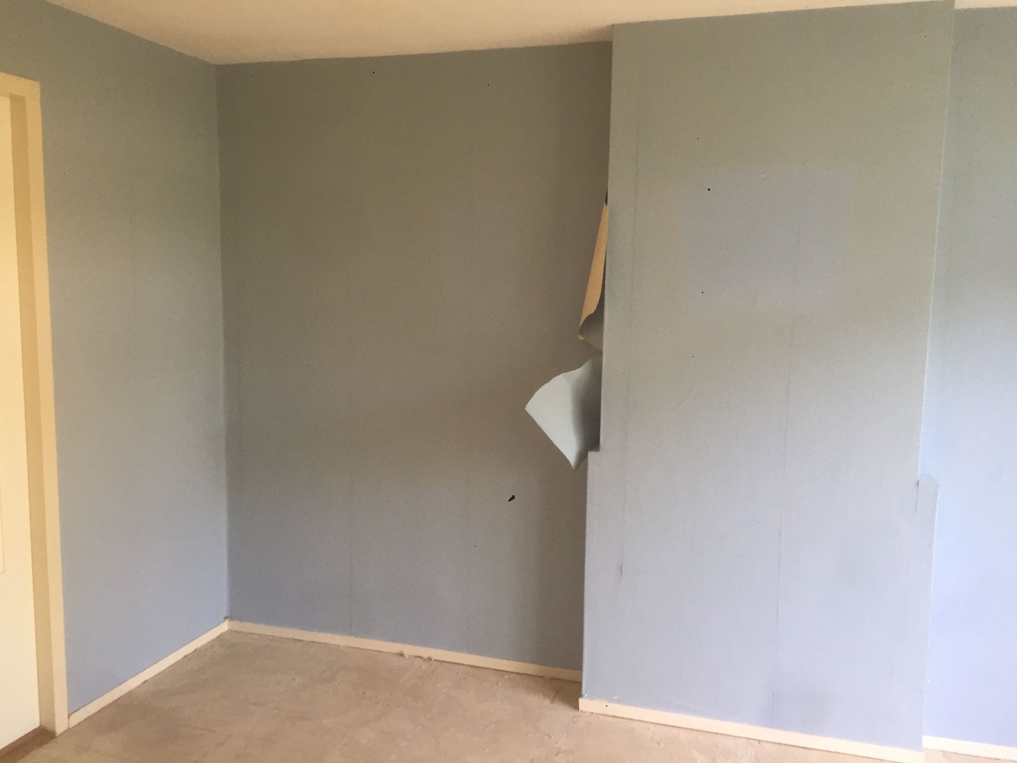 Woon + 2 slaapkamers behang eraf halen & muren & plafonds schilderen Werkspot