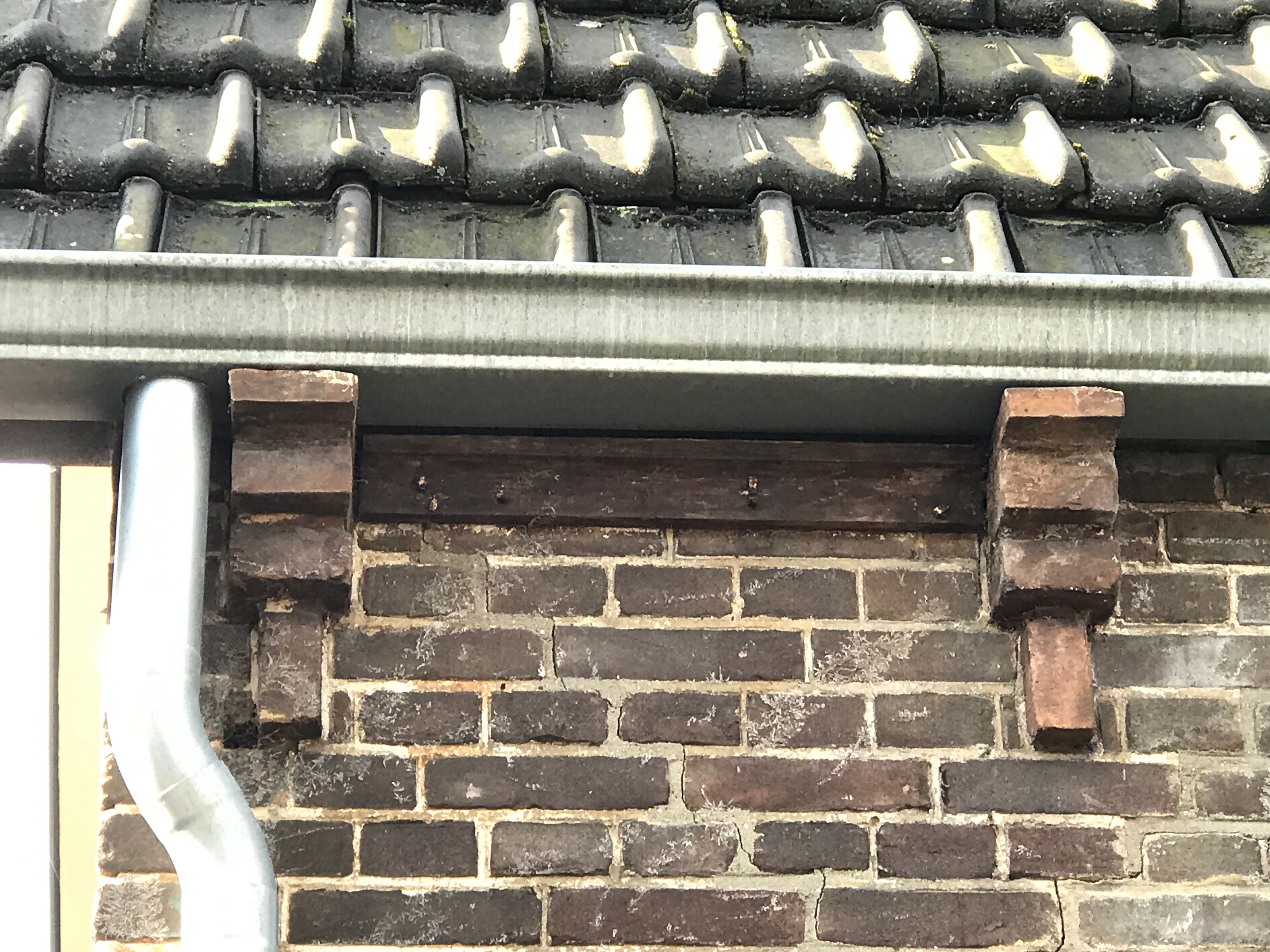 Dak of dakgoot repareren 1 m²; houten deel onder dakgoot op maat m... Werkspot