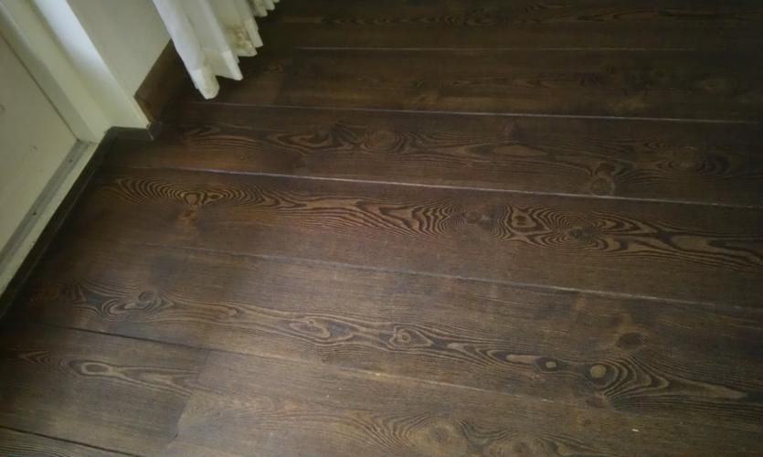 Donker gewaxte (?) houten vloer weer licht maken Werkspot