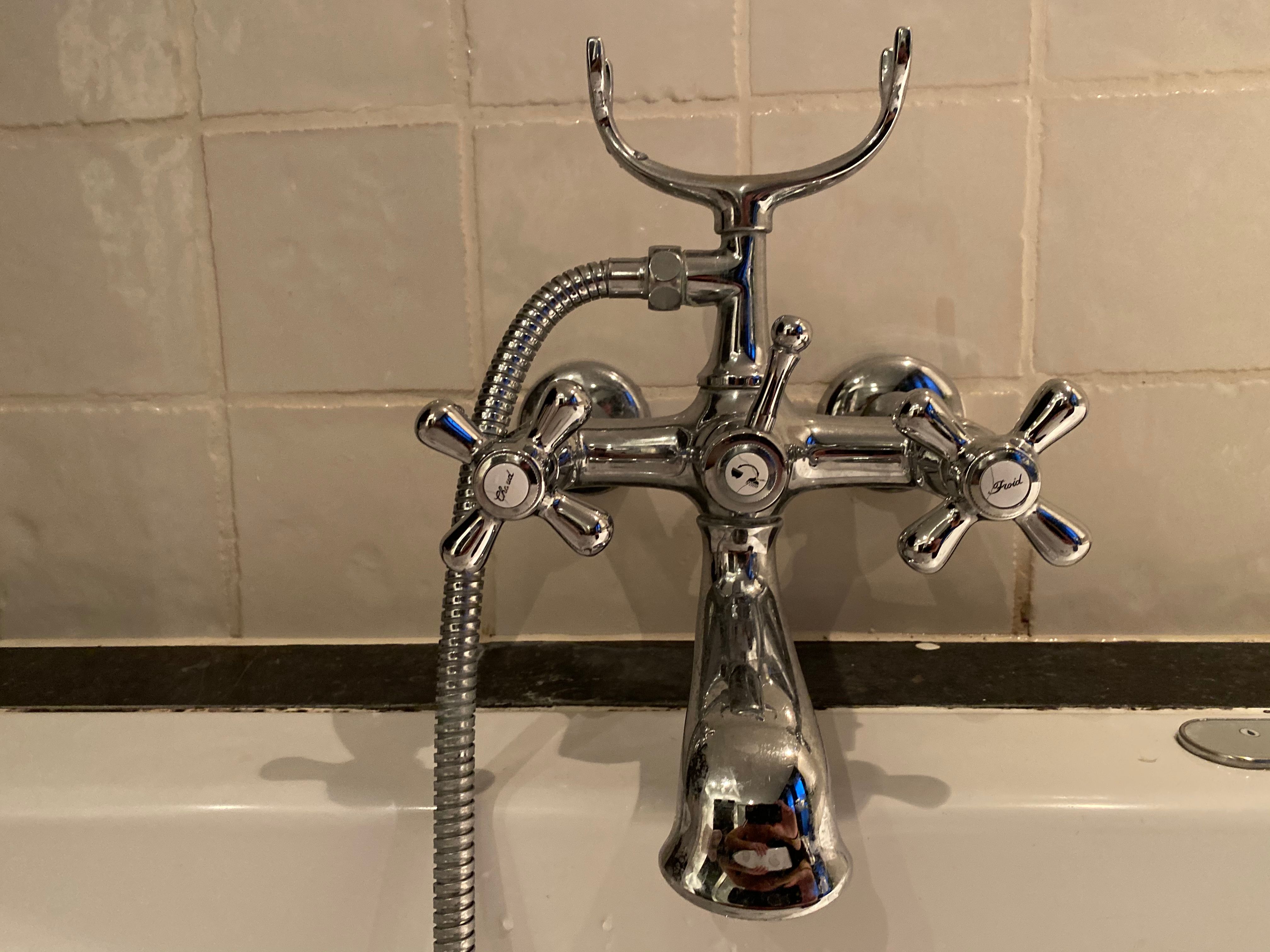 Kraan 2 kranen; Badkamer; Kranen repareren Werkspot